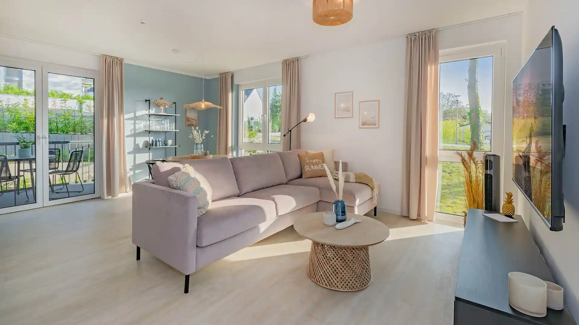 Blaubarschbude Kölpinsee Wohnzimmer mit Couch und TV