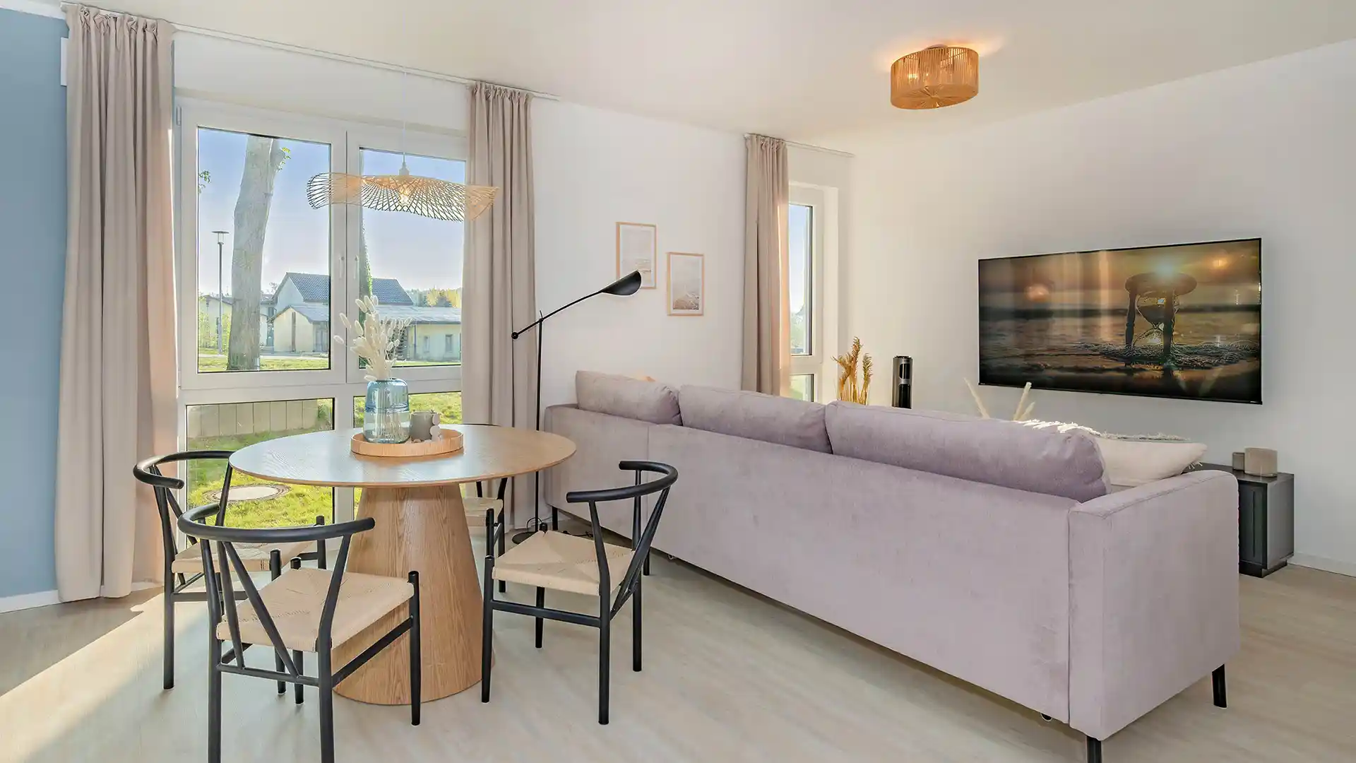 Blaubarschbude Kölpinsee Wohnbereich mit Esstisch