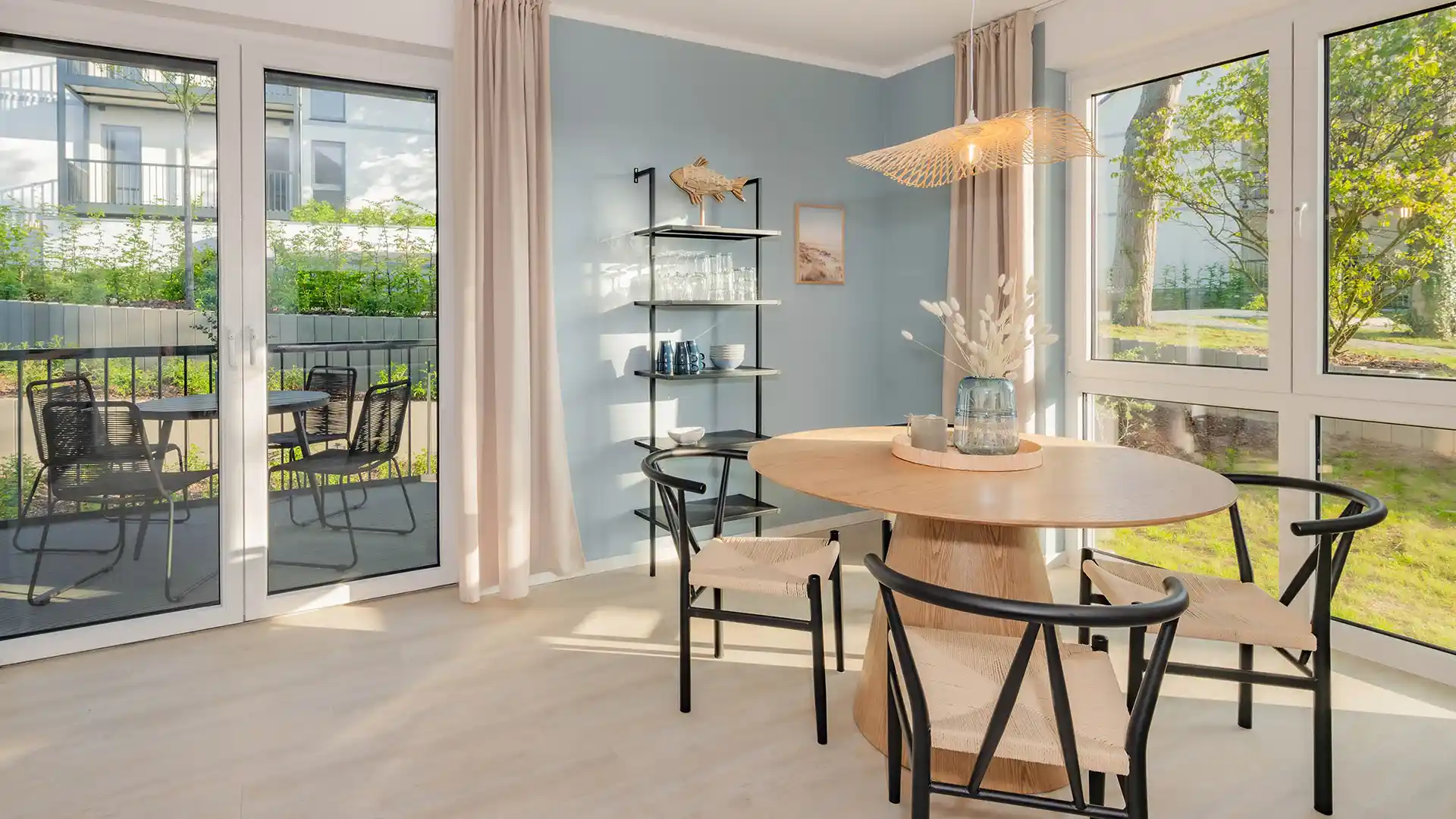 Blaubarschbude Kölpinsee Küche mit Blick zur Terrasse