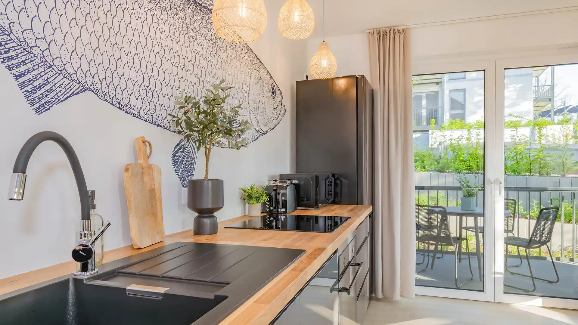 Blaubarschbude Kölpinsee Küche mit Blick zur Terrasse