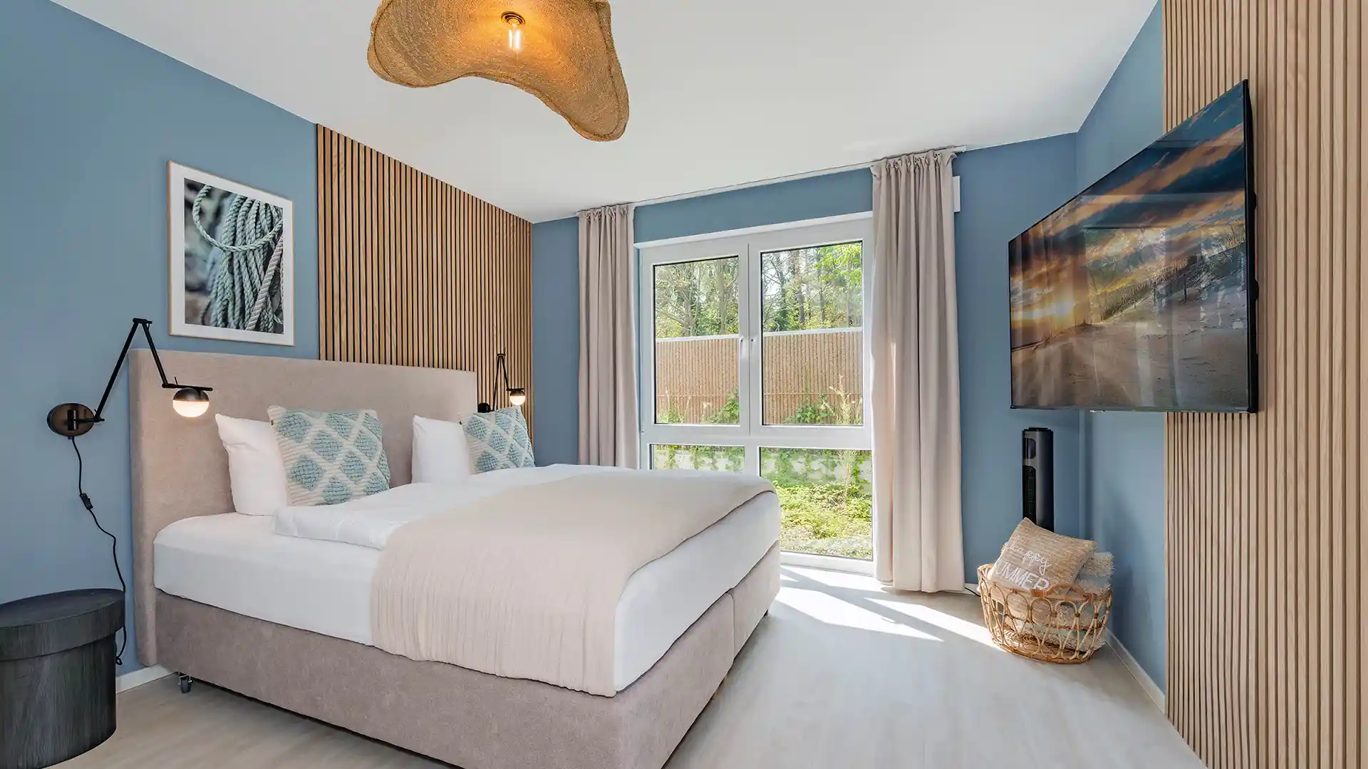 Blaubarschbude Kölpinsee Schlafzimmer mit Doppelbett und TV