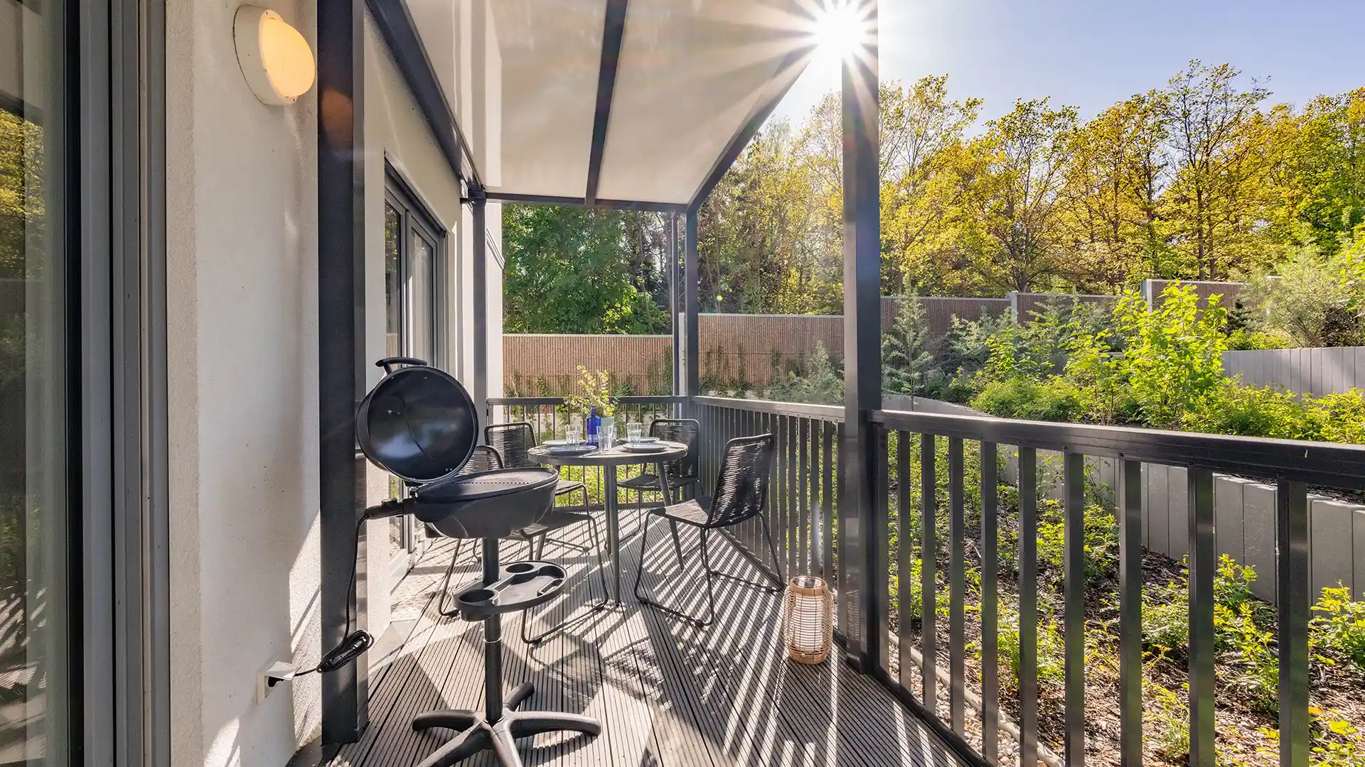 Blaubarschbude Kölpinsee Sonnenterrasse mit Grill